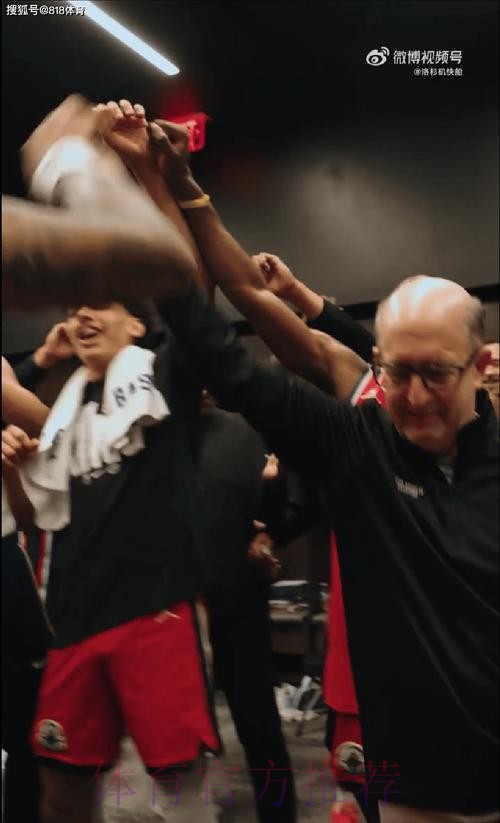 快船全员在哈登的带领下为杰夫-范甘迪唱生日歌