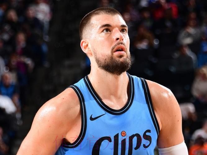 祖巴茨全场5失误全队最高,0犯规全队最少 祖巴茨全场5失误全队最高,0犯规全队最少